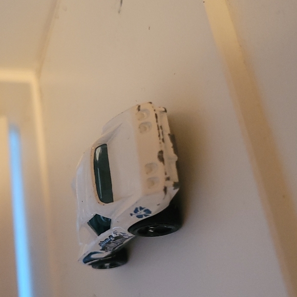 Hot Wheels toy cat. White Corvette Surf Shop 1975 steel chasis. - Picture 2 of 4